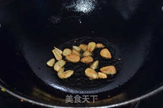 焦蒜皮蛋浸菠菜的做法步骤：5