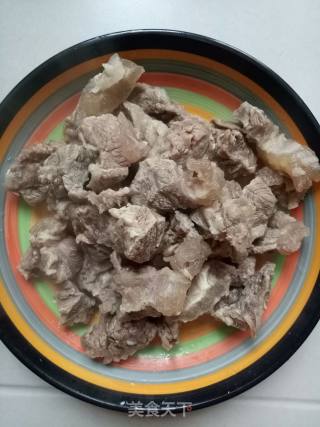 牛腩炖胡萝卜土豆的做法步骤：3