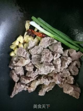 牛腩炖胡萝卜土豆的做法步骤：5