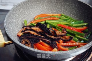 青红椒炒红极参的做法步骤：6