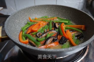 青红椒炒红极参的做法步骤：7