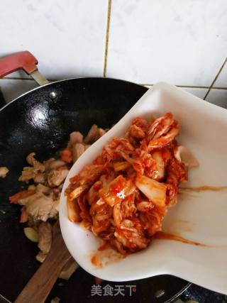 辣白菜五花肉炒辛拉面的做法步骤：4