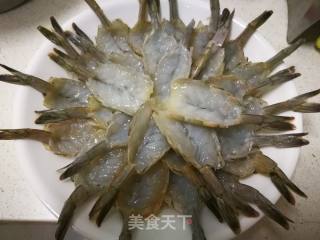 蒜蓉粉丝蒸虾的做法步骤：1