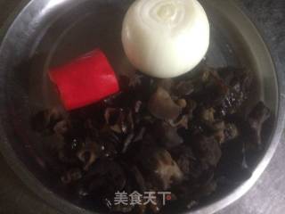 洋葱拌木耳的做法步骤：1