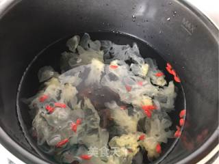 鲜银耳红糖羹的做法步骤：2