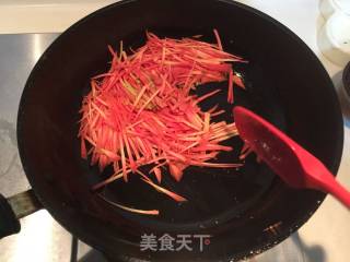 农家蒜苗胡萝卜炒鸡蛋的做法步骤：6