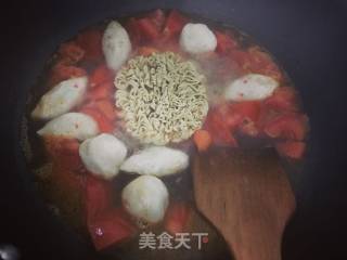 西红柿鸡蛋鱼丸面的做法步骤：4