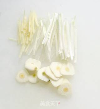 炒羊血的做法步骤：1