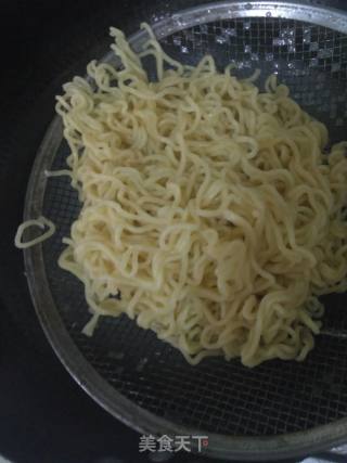 炒方便面的做法步骤：1