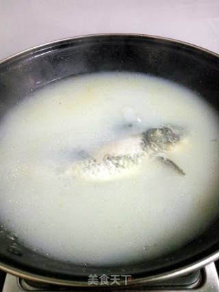 鲫鱼汤的做法步骤：1