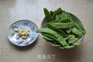 清炒荷兰豆的做法步骤：1