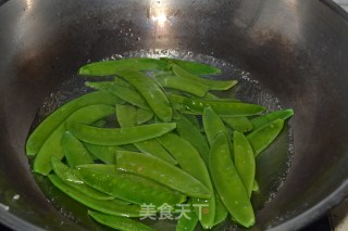 清炒荷兰豆的做法步骤：5