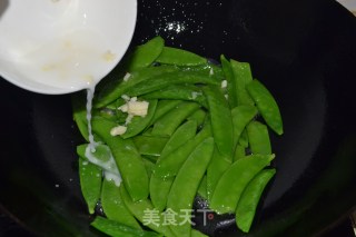 清炒荷兰豆的做法步骤：6
