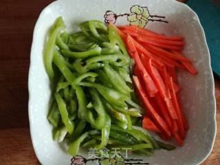 尖椒炒绿豆芽的做法步骤：2