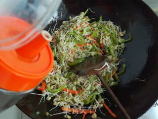 尖椒炒绿豆芽的做法步骤：7
