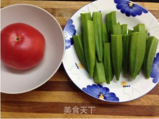 西红柿炒秋葵的做法步骤：1
