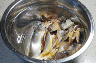 豆豉香菇烧黄鱼的做法步骤：2