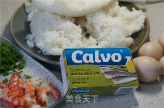 金枪鱼虾仁炒饭的做法步骤：1