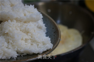 金枪鱼虾仁炒饭的做法步骤：3