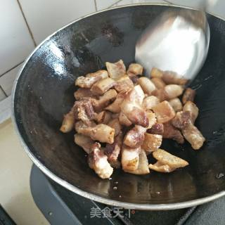 板栗红烧肉的做法步骤：1