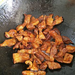 板栗红烧肉的做法步骤：3