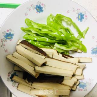 尖椒炒熏干的做法步骤：2