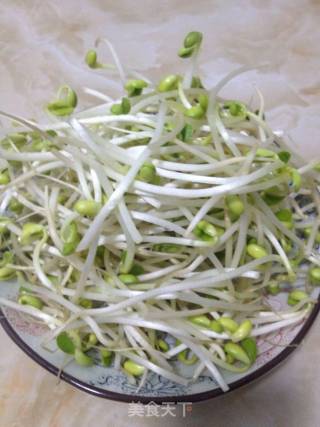 辣炒黄豆芽的做法步骤：1