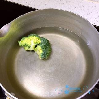 西兰花土豆奶糊的做法步骤：2