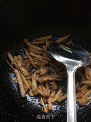 鱼香肉丝的做法步骤：1