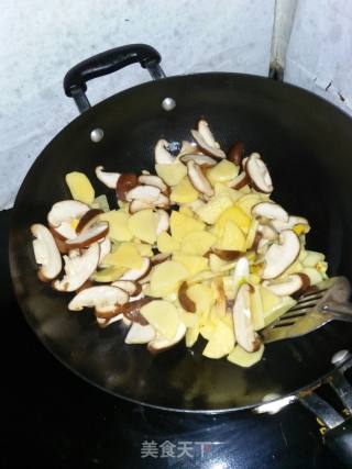 香菇土豆片的做法步骤：2