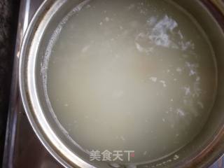 皮蛋瘦肉粥的做法步骤：1