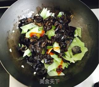 莴笋炒木耳的做法步骤：4