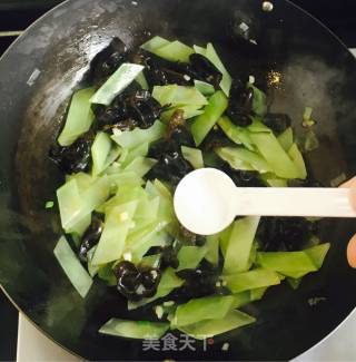 莴笋炒木耳的做法步骤：5