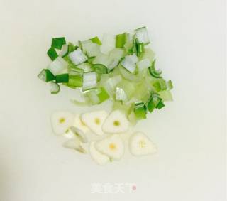 鸡蛋美食之莴笋叶炒鸡蛋的做法步骤：2