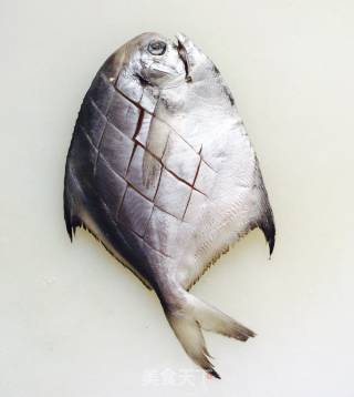 红烧银鲳鱼的做法步骤：1