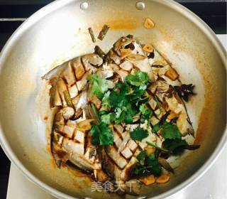 红烧银鲳鱼的做法步骤：7