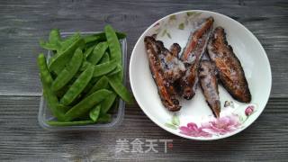 荷兰豆炒红极参的做法步骤：1