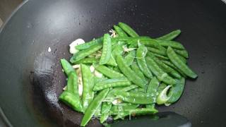 荷兰豆炒红极参的做法步骤：5