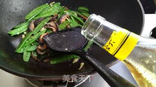 荷兰豆炒红极参的做法步骤：7