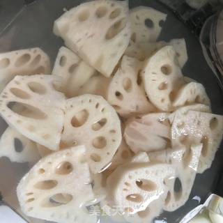 彩椒莲藕的做法步骤：1