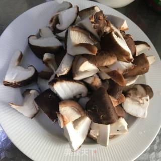 青椒爆香菇的做法步骤：1