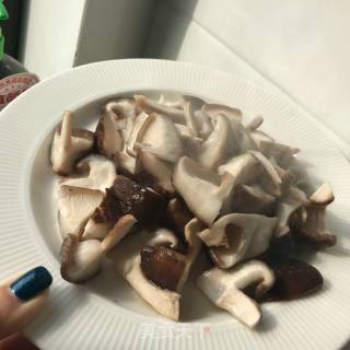青椒爆香菇的做法步骤：3