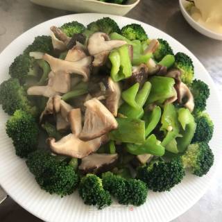青椒爆香菇的做法步骤：6