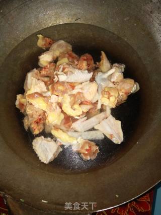 茶油青椒焖土鸡的做法步骤：2