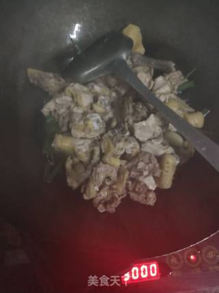 茶油青椒焖土鸡的做法步骤：7