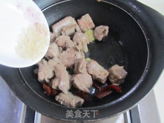 香菇千张结烧排骨的做法步骤：3
