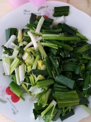 小河虾炒蒜苗的做法步骤：2