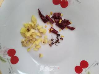 小河虾炒蒜苗的做法步骤：3