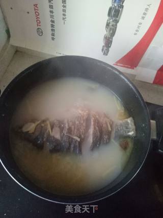 清淡鲫鱼汤的做法步骤：4