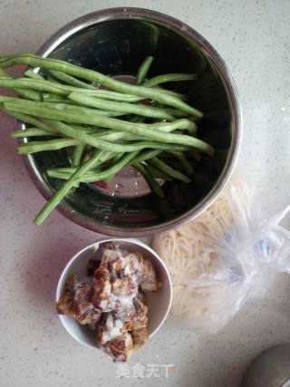 红烧肉豆角焖面的做法步骤：1
